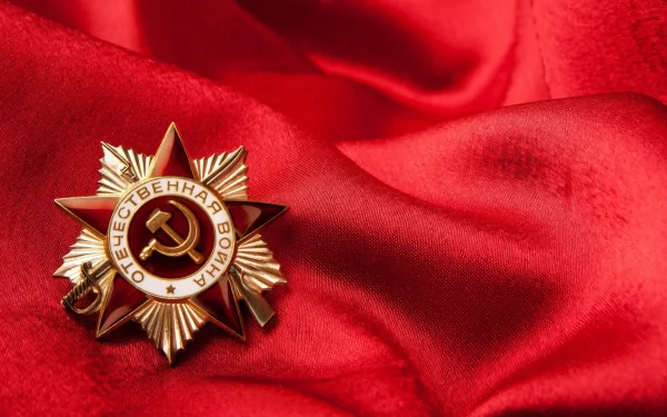 Close-up of a Soviet Order of the Patriotic War medal resting on a red fabric, presented as a HD PC desktop wallpaper related to the Russian Army and military theme.