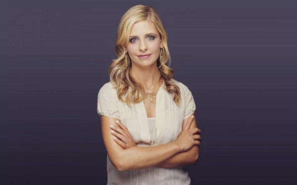 HD desktop wallpaper featuring Sarah Michelle Gellar with a confident pose, arms crossed, against a smooth gradient background.