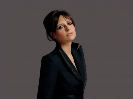 HD wallpaper featuring celebrity Sarah Michelle Gellar wearing a black suit, set against a plain background.