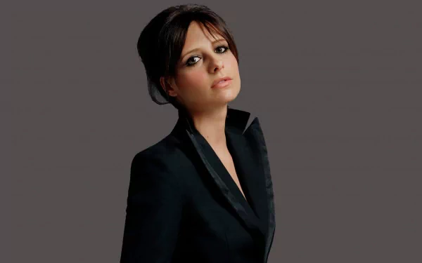 HD wallpaper featuring celebrity Sarah Michelle Gellar wearing a black suit, set against a plain background.