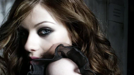 A striking HD desktop wallpaper featuring celebrity Michelle Trachtenberg, highlighting her captivating eyes and stylish look.