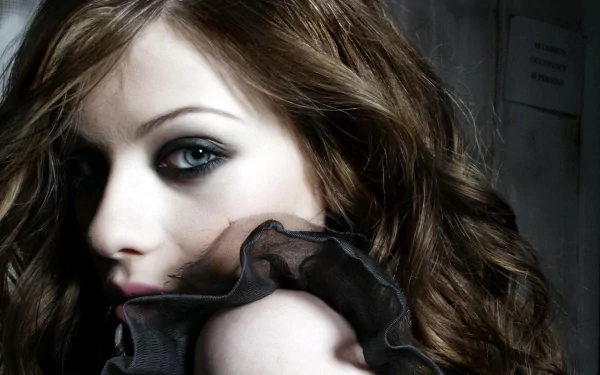 A striking HD desktop wallpaper featuring celebrity Michelle Trachtenberg, highlighting her captivating eyes and stylish look.