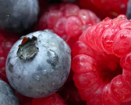HD desktop wallpaper featuring a close-up of vibrant raspberries and blueberries, showcasing the rich textures and colors of the fruits. Tags: raspberry, blueberry, fruit, food, berry.