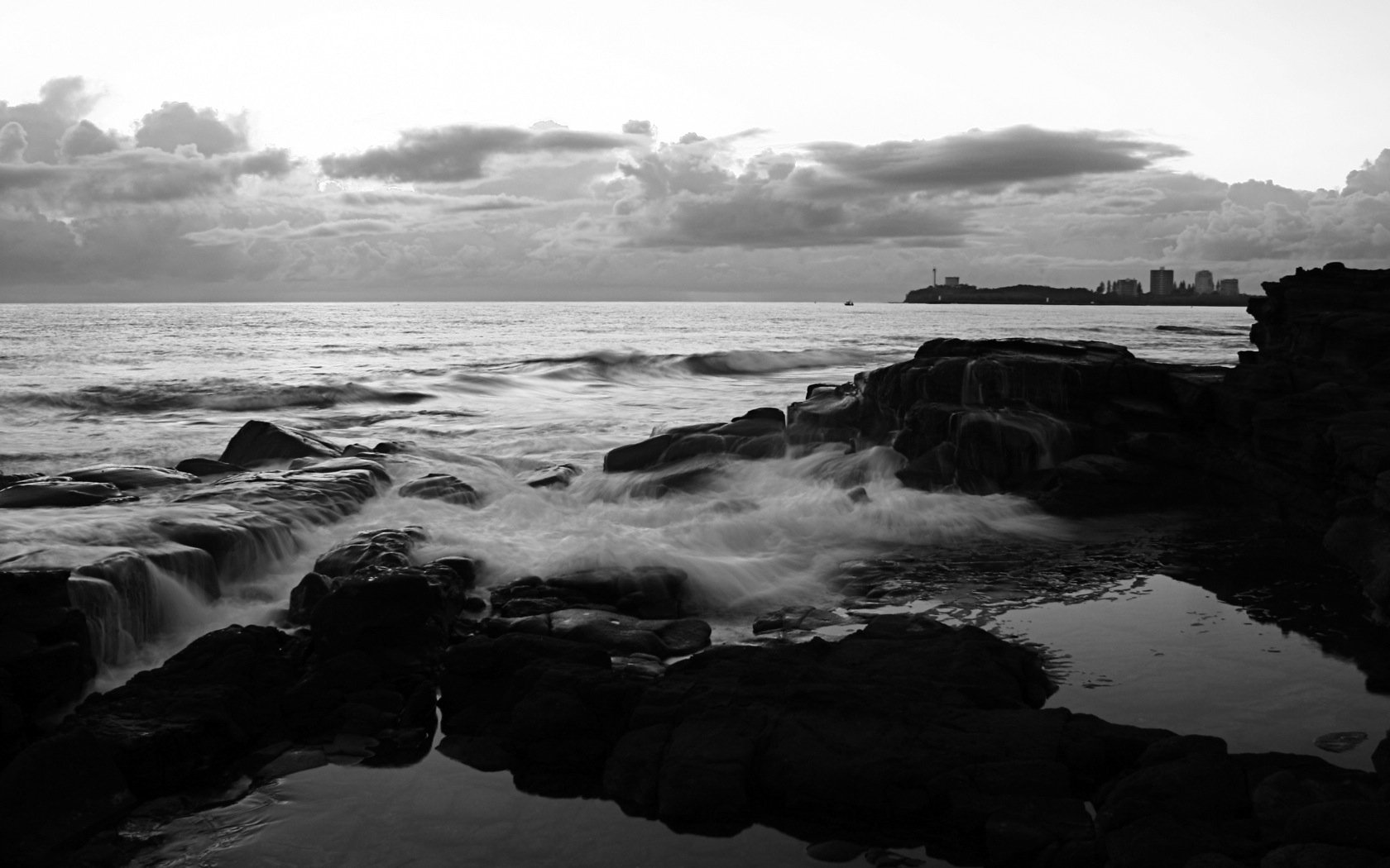 serene-beach-waves-a-stunning-hd-wallpaper