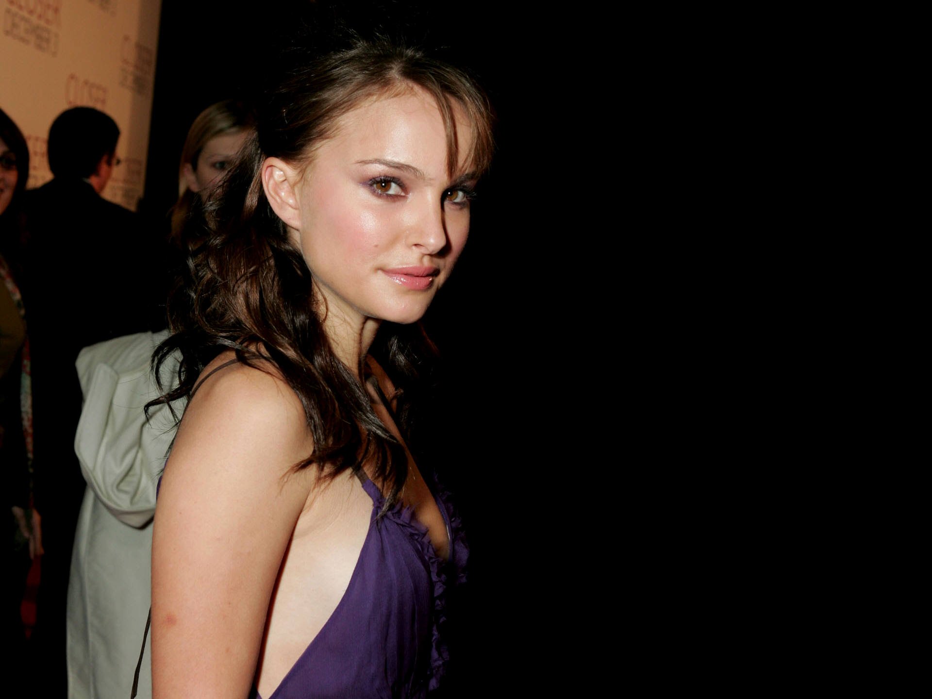 Natalie Portman HD Wallpaper: A Glimpse of Grace