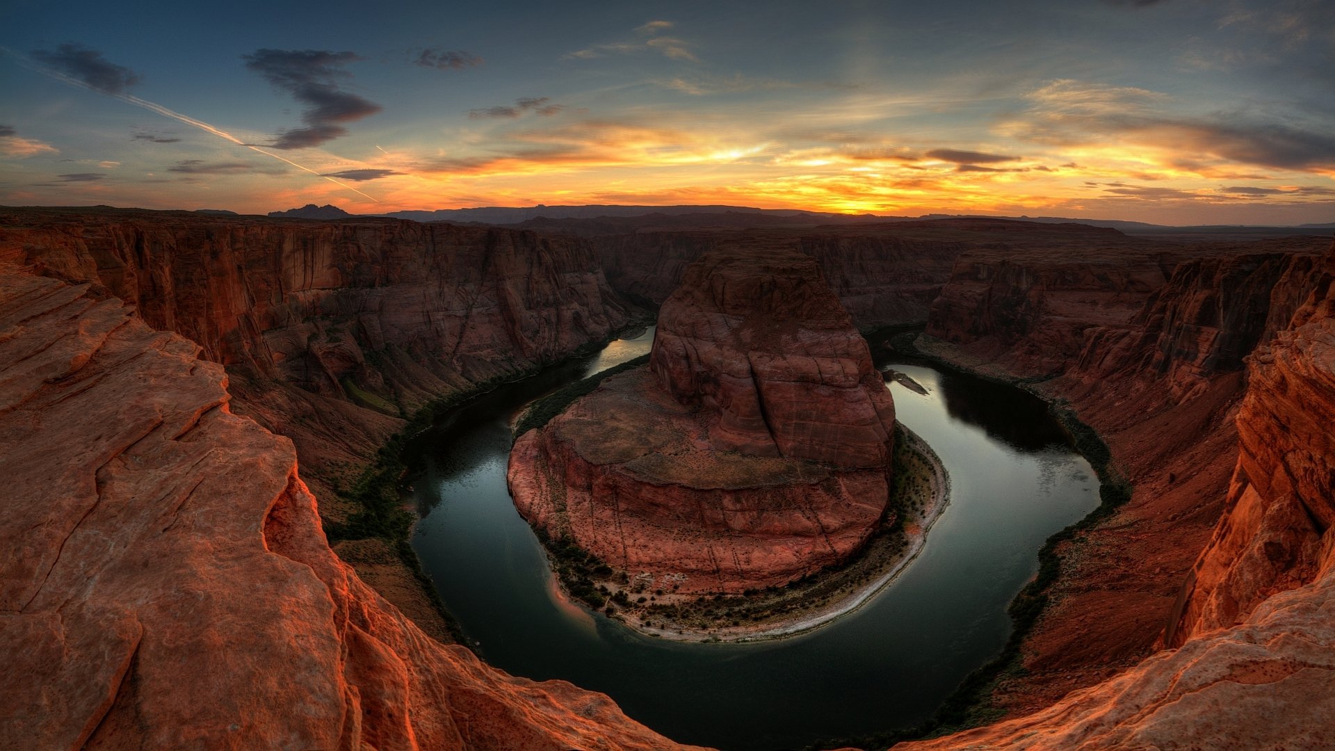 HD PC desktop wallpaper of Horseshoe Bend canyon at sunset, the Colorado River curving around a red sandstone meander beneath a dramatic sky — nature background.