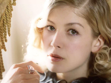 Celebrity Rosamund Pike HD Desktop Wallpaper | Background Image