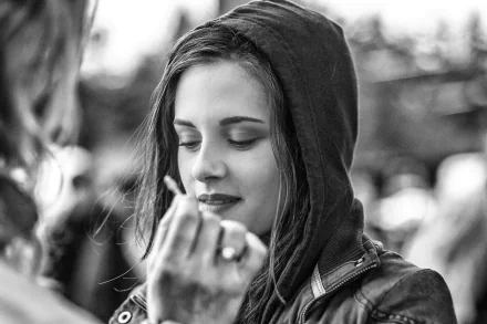 A black and white HD desktop wallpaper featuring Kristen Stewart, showcasing her thoughtful expression while preparing for a scene.