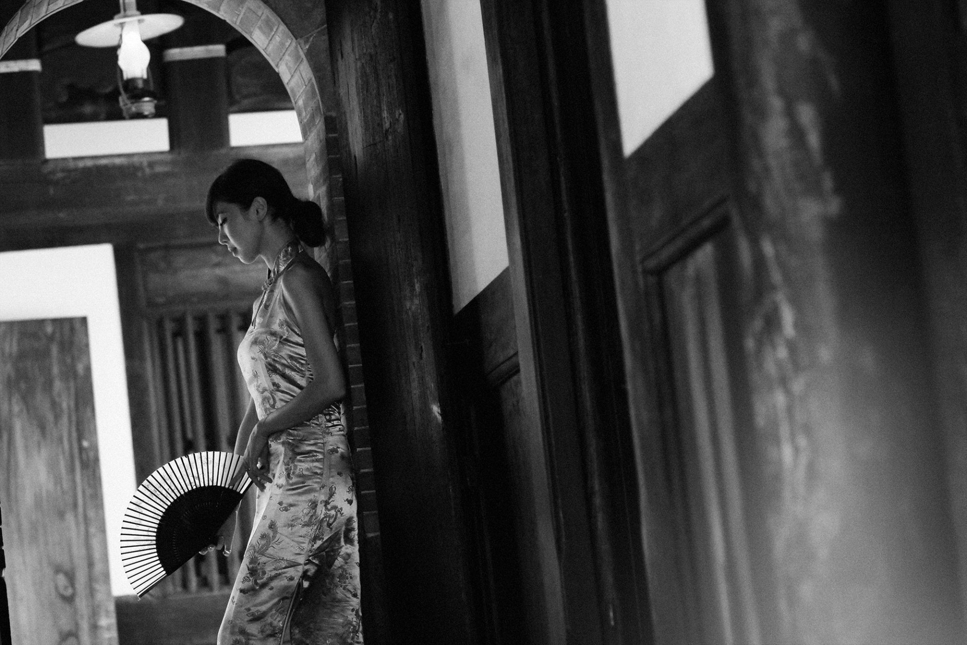 Black and white HD desktop wallpaper of Taiwanese model Chén Qiáoqiáo holding a fan, standing in a traditional setting.