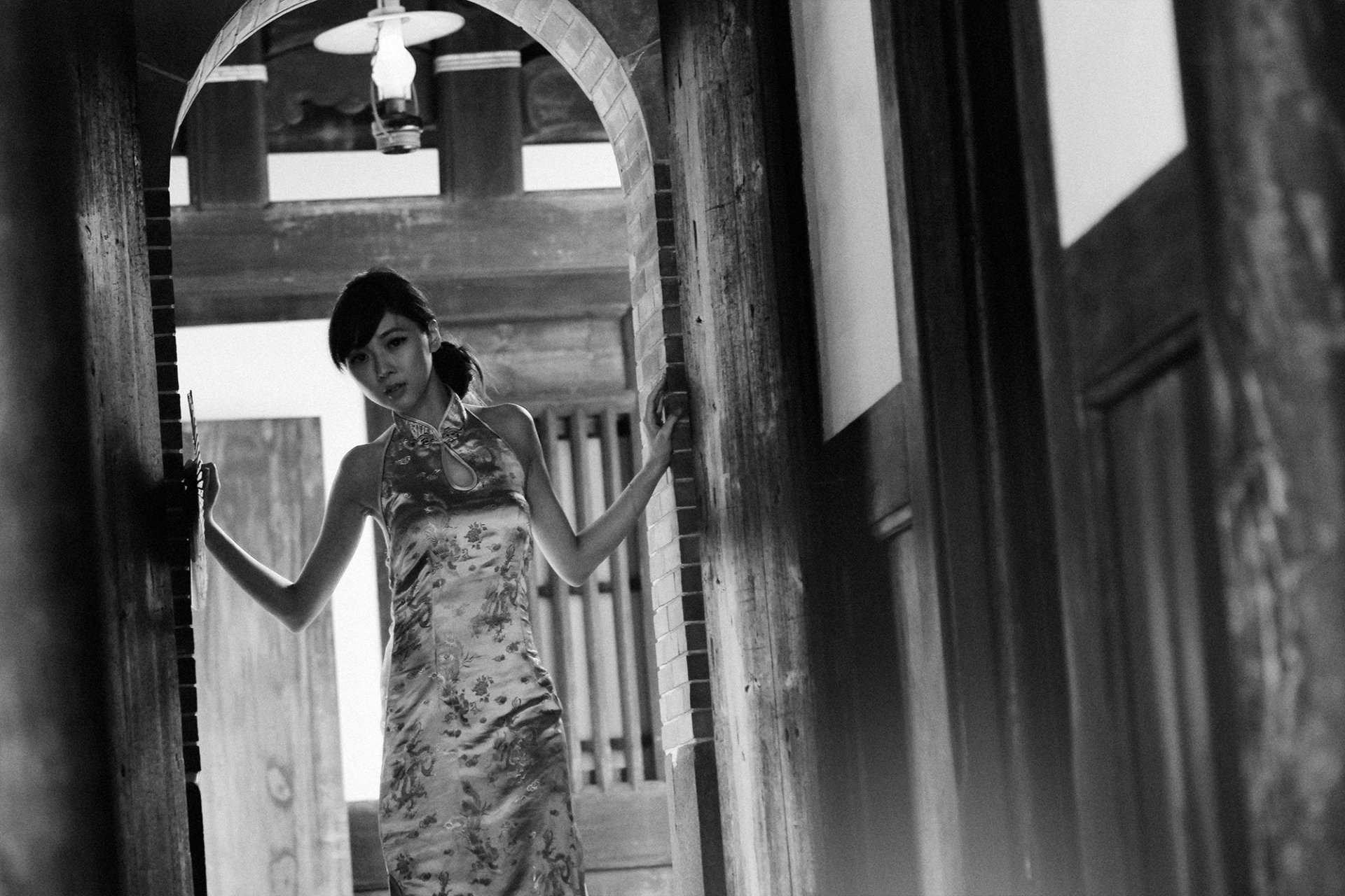 Black and white HD desktop wallpaper featuring Taiwanese model Chén Qiáoqiáo holding a traditional fan in an elegant, vintage setting.