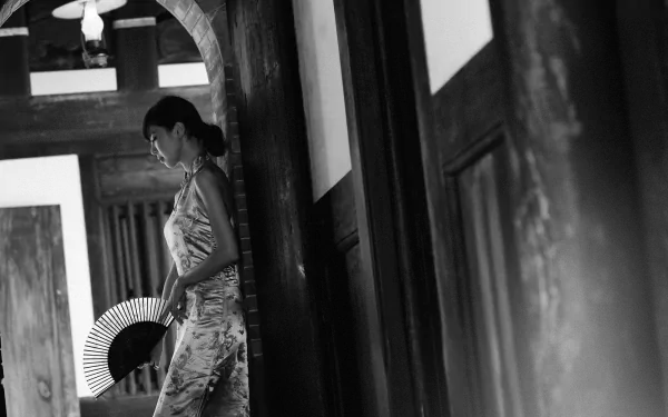 Black and white HD desktop wallpaper of Taiwanese model Chén Qiáoqiáo holding a fan, standing in a traditional setting.