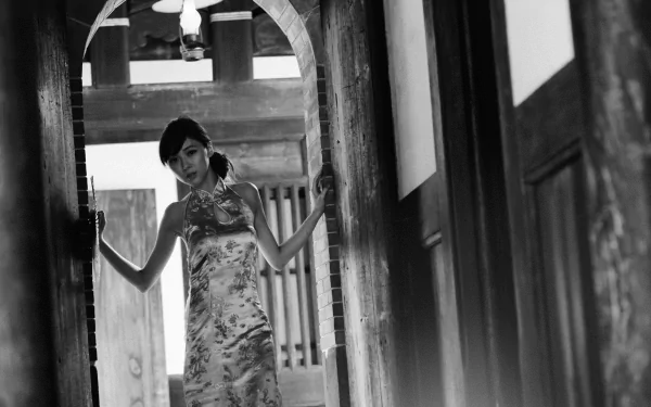 Black and white HD desktop wallpaper featuring Taiwanese model Chén Qiáoqiáo holding a traditional fan in an elegant, vintage setting.