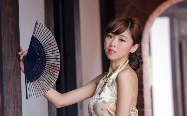 Taiwanese model Chén Qiáoqiáo posing with a decorative fan in an elegant setting, depicted in HD for a stunning desktop wallpaper background.