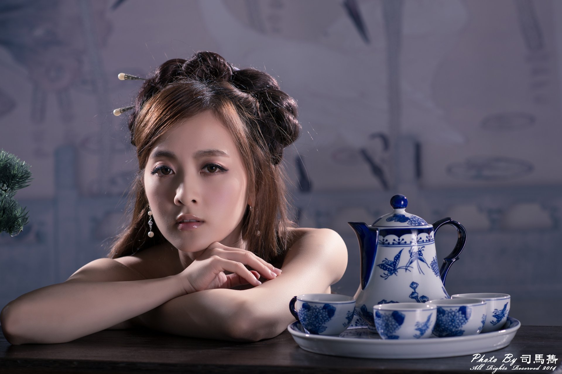 A Taiwanese woman with traditional Chinese hairpins and hair-dress poses beside a blue and white porcelain tea set in a 4K Ultra HD desktop wallpaper.