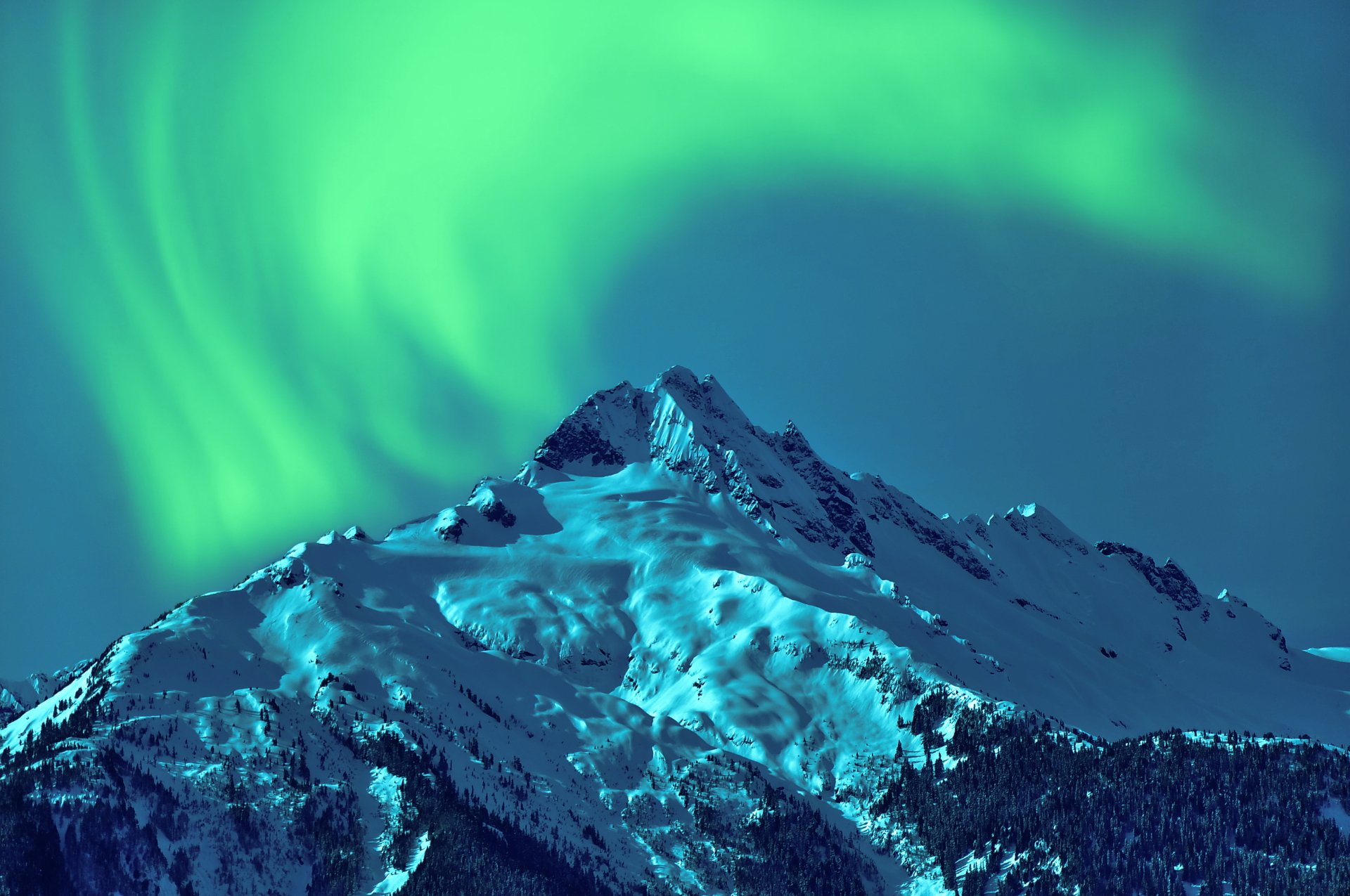 5K Ultra HD PC desktop wallpaper/background: snow-capped mountain beneath vivid green aurora borealis in a tranquil nature nightscape.