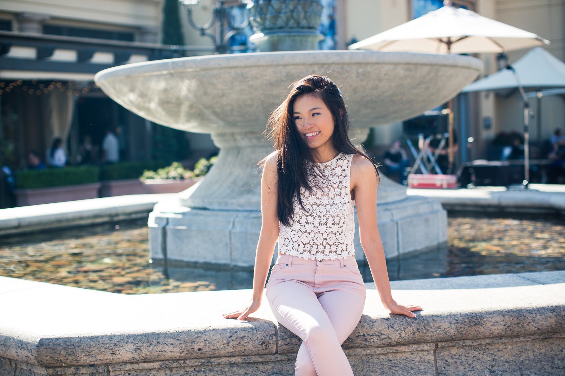 Племянница азиатка. Азиатские девушки. Азиатка отдыхает. Японские фонтан,девушка. Босиком у фонтана.