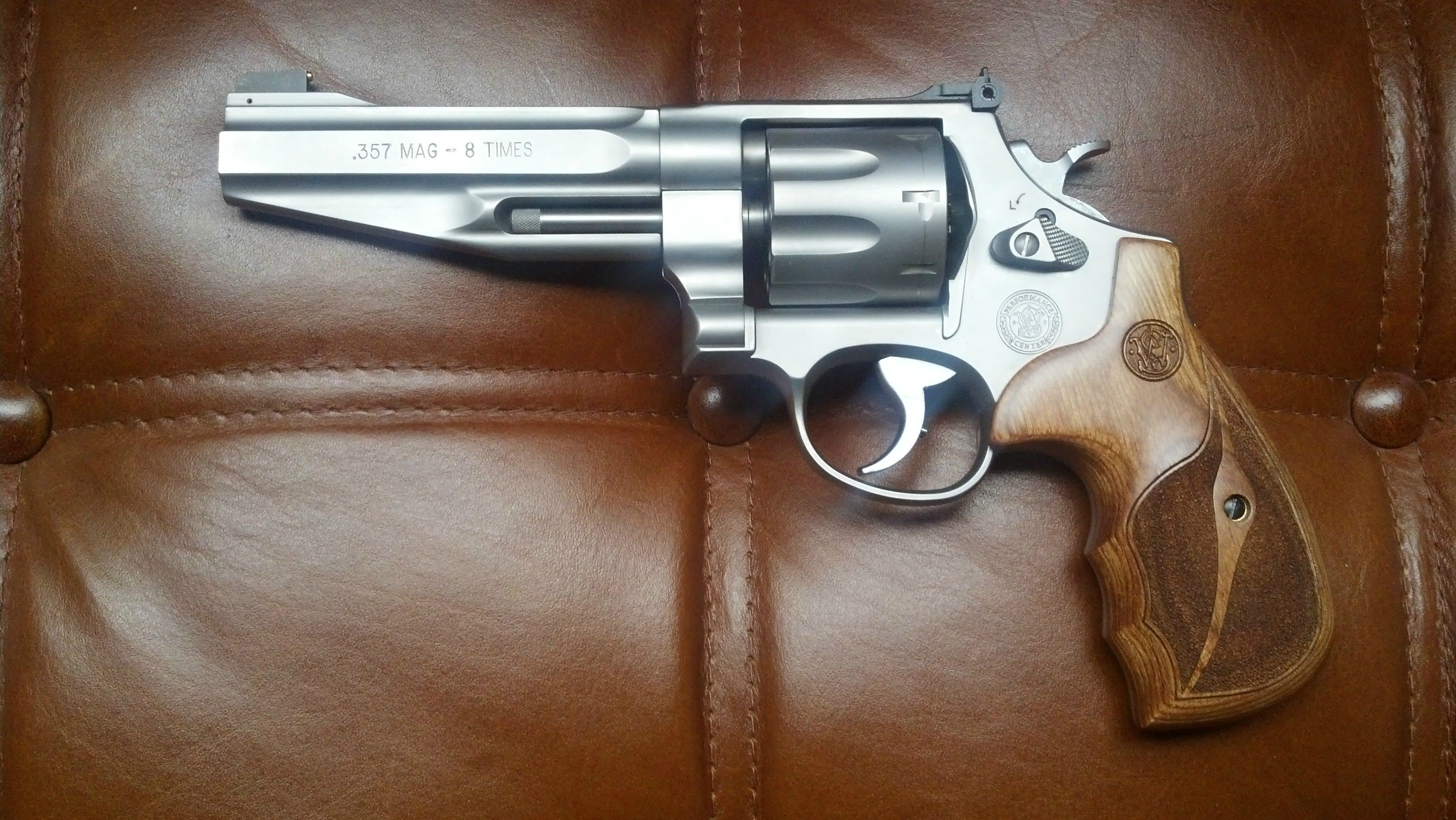 Номер 5.357. Smith Wesson 627 357 Magnum. Смит Вессон 627 восьмизарядный. Оружие под 357 Magnum пистолет. Револьвер 357 Magnum в руке.