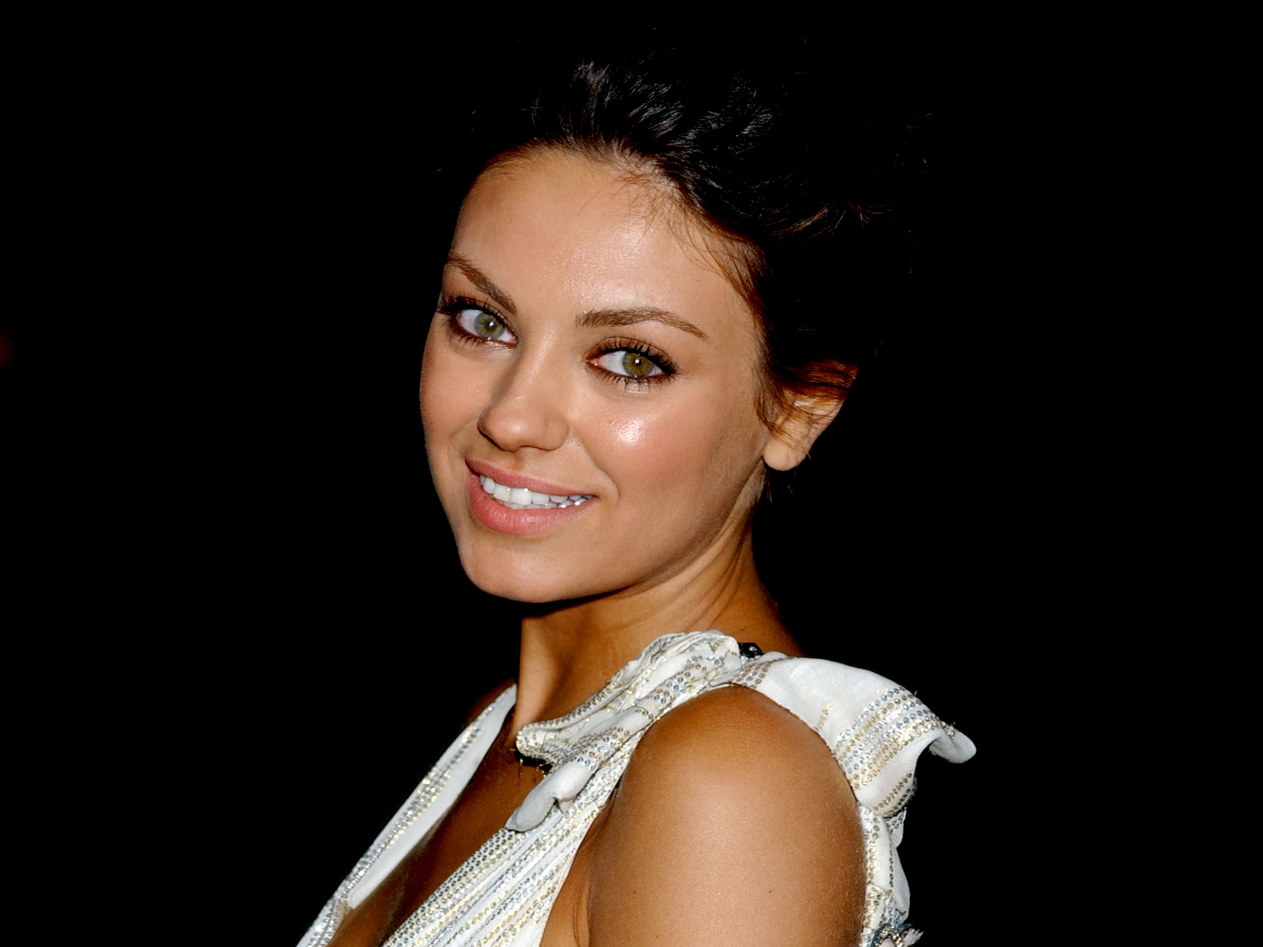 Mila Kunis HD Wallpaper Hintergrund 2560x1920 ID611225