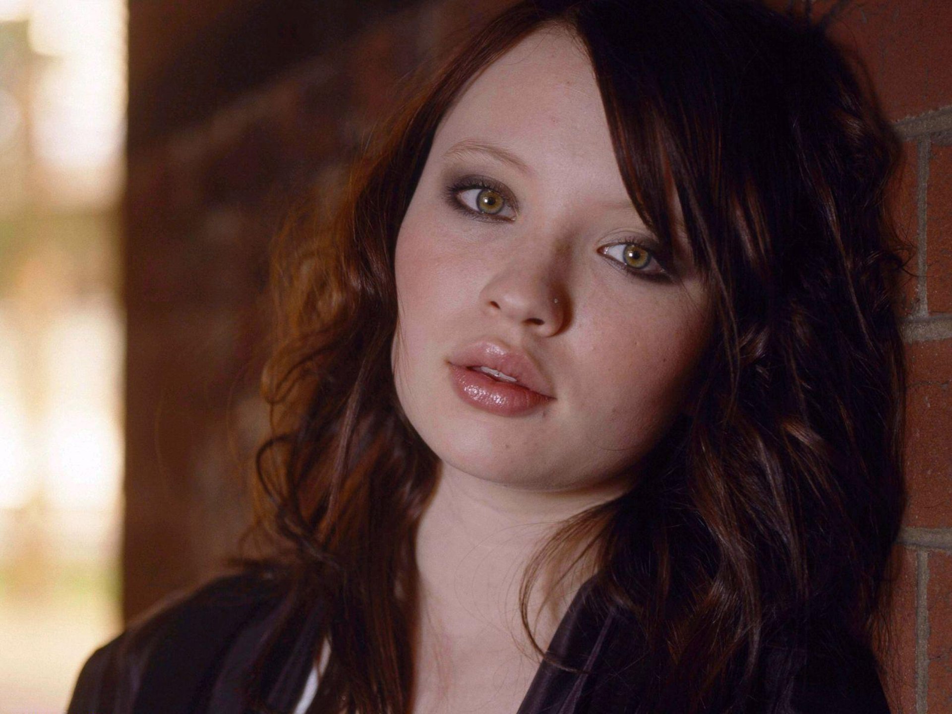 Download Celebrity Emily Browning HD Wallpaper