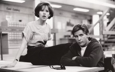 Black and white HD wallpaper featuring Emilio Estevez and Molly Ringwald as Claire Standish from the movie The Breakfast Club in a school setting.