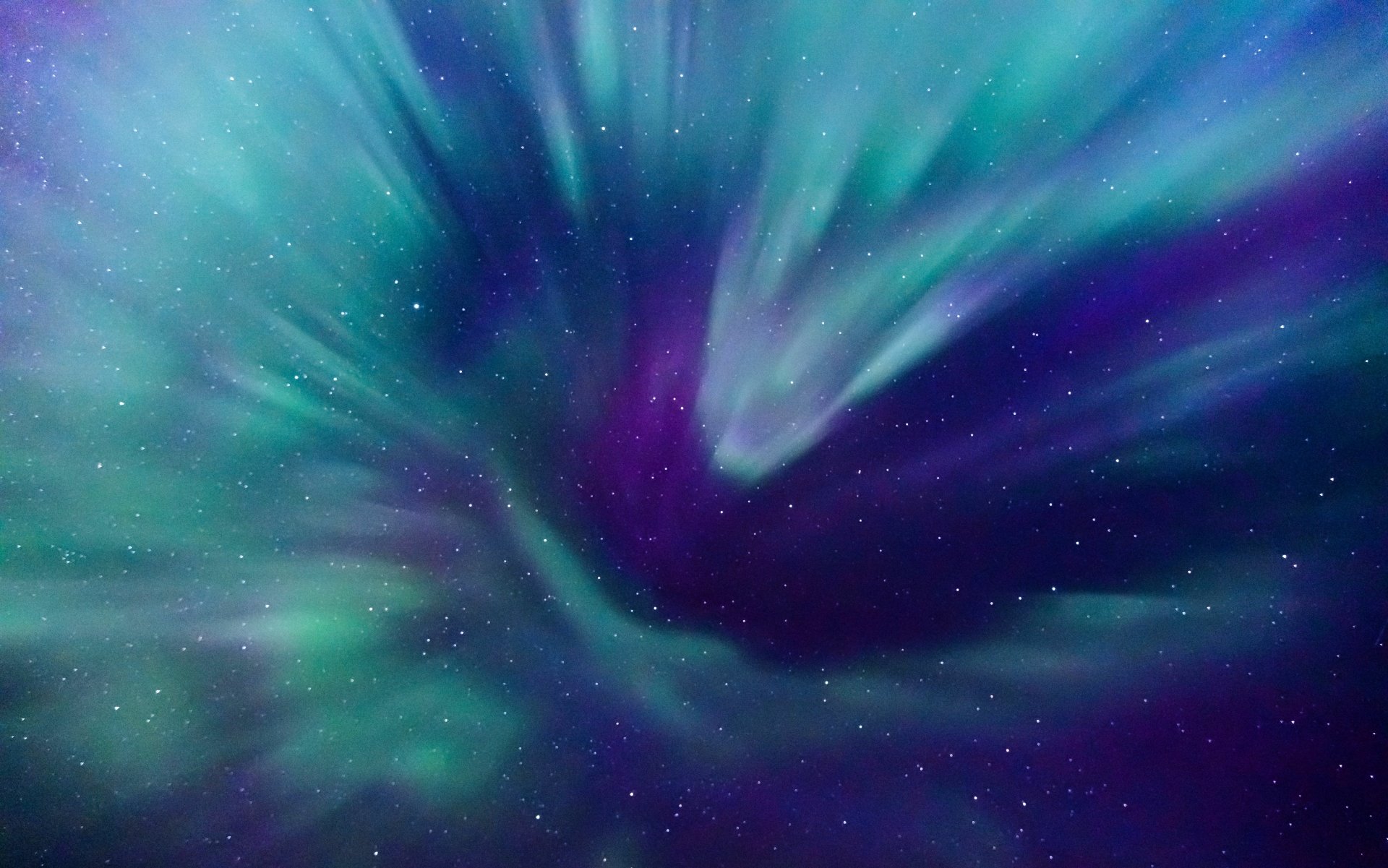 Aurora Night Sky: Stunning 4K Ultra HD Colors of Nature's Light Show