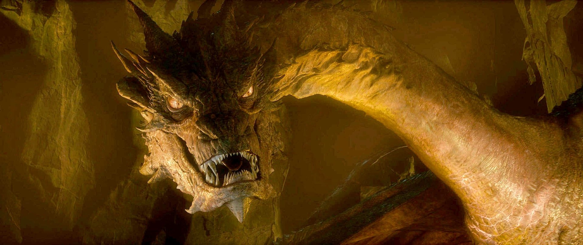 HD PC desktop wallpaper featuring Smaug, the menacing dragon from the movie The Hobbit: The Desolation of Smaug.