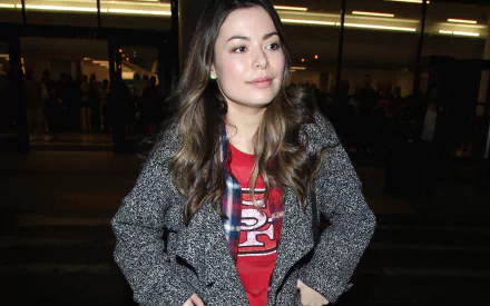 Celebrity Miranda Cosgrove HD Desktop Wallpaper | Background Image