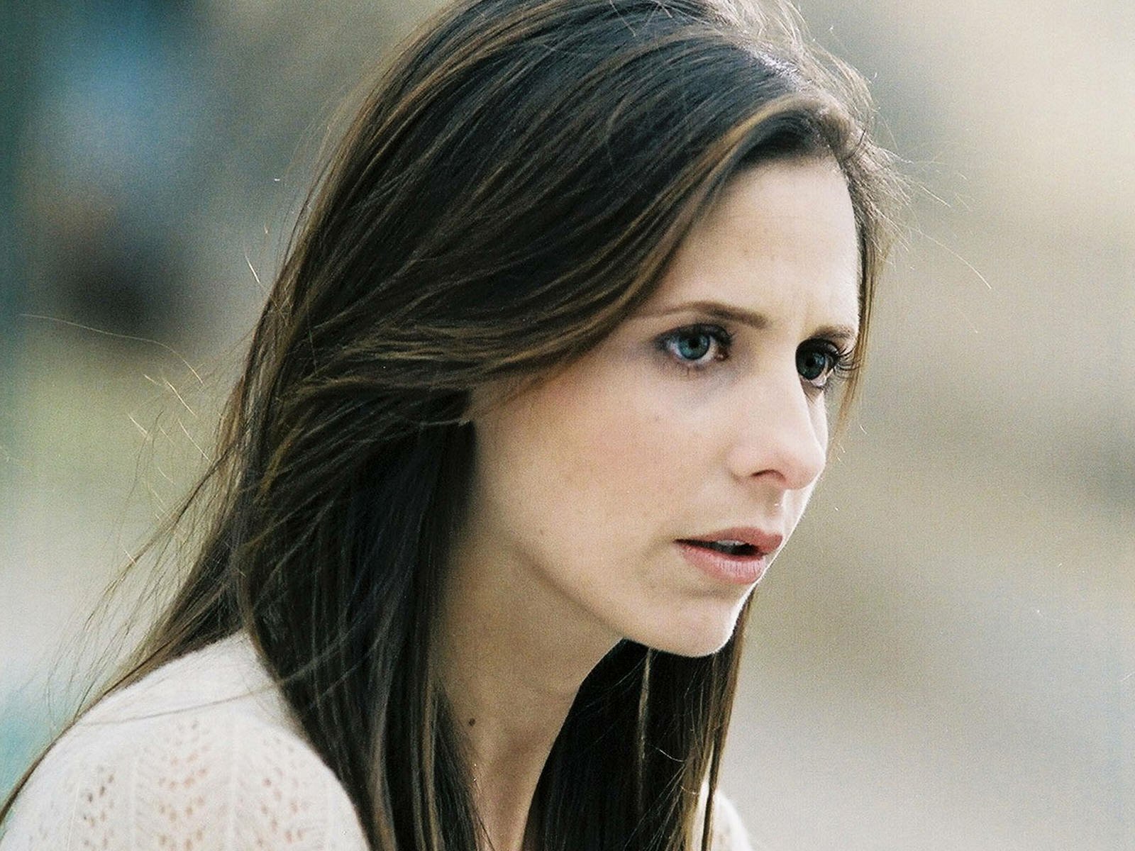Close-up of Sarah Michelle Gellar in a scene from the 2006 movie The Return, featured in an HD PC desktop wallpaper.