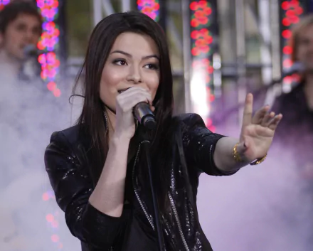 Celebrity Miranda Cosgrove HD Desktop Wallpaper | Background Image