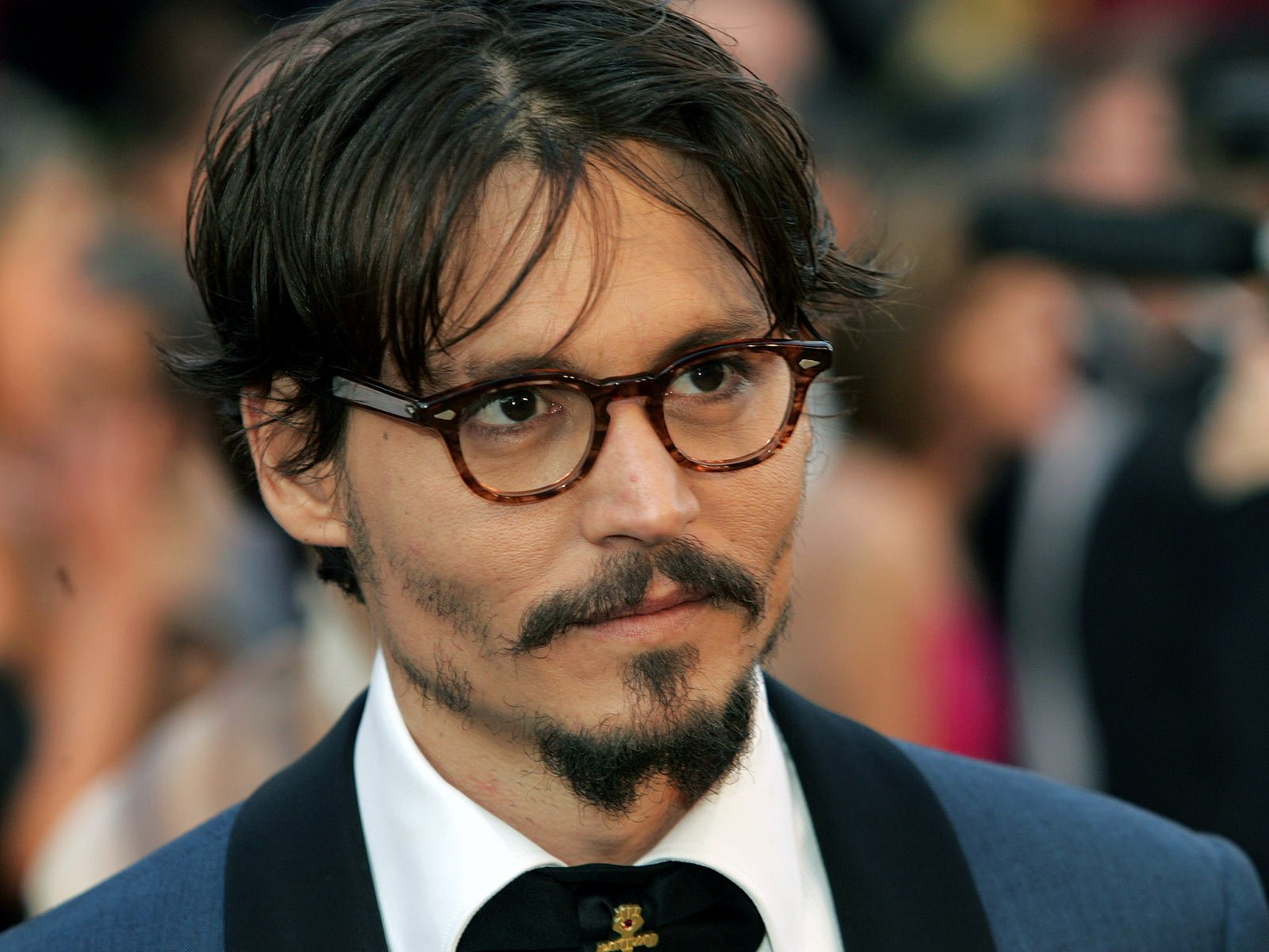 HD PC desktop wallpaper featuring a close-up of celebrity Johnny Depp wearing glasses and a suit at a public event.
