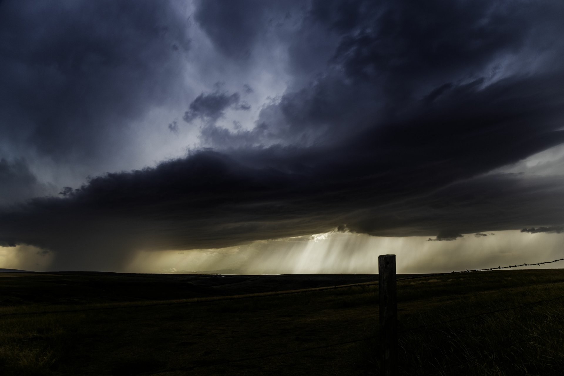 Nature's Fury: Stunning Storm in 4K Ultra HD Wallpaper