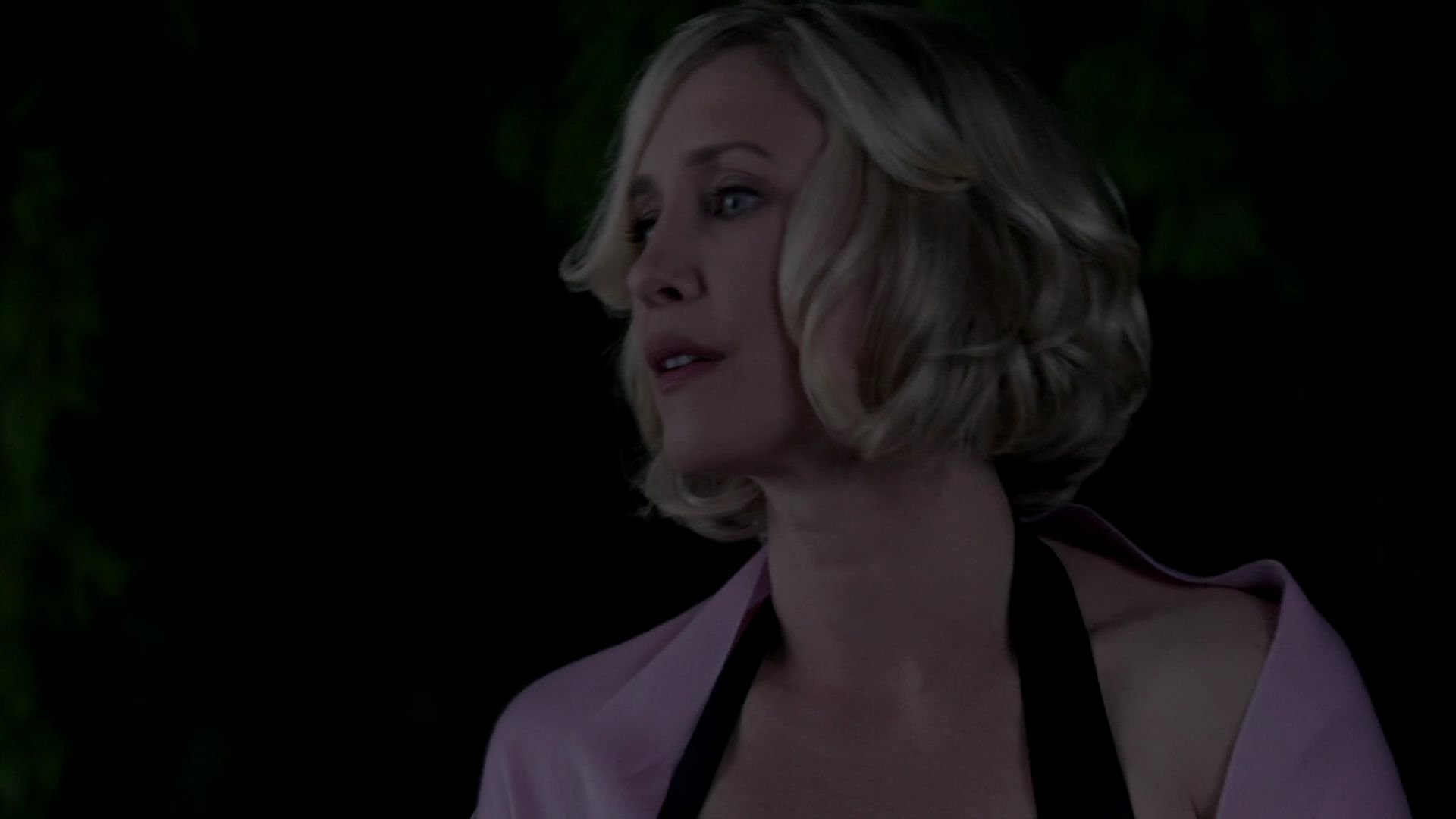 Vera Farmiga portrays a character in the TV show Bates Motel, captured in a dramatic moment in this HD desktop wallpaper. The scene highlights her expressive performance.