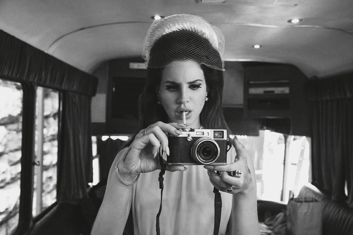 Thức tỉnh với bộ sưu tập hình nền tuyệt đẹp của Lana Del Rey. Mỗi chi tiết trên hình ảnh đều được thiết kế tỉ mỉ và đẹp mắt, mang đến cho người dùng sự thư giãn và cảm hứng mỗi khi nhìn vào điện thoại của mình. 