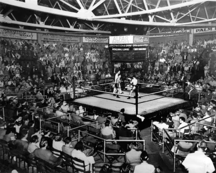 Black-and-white 4K Ultra HD PC wallpaper showing a crowded boxing arena with two fighters in the ring and an excited audience under a large banner.