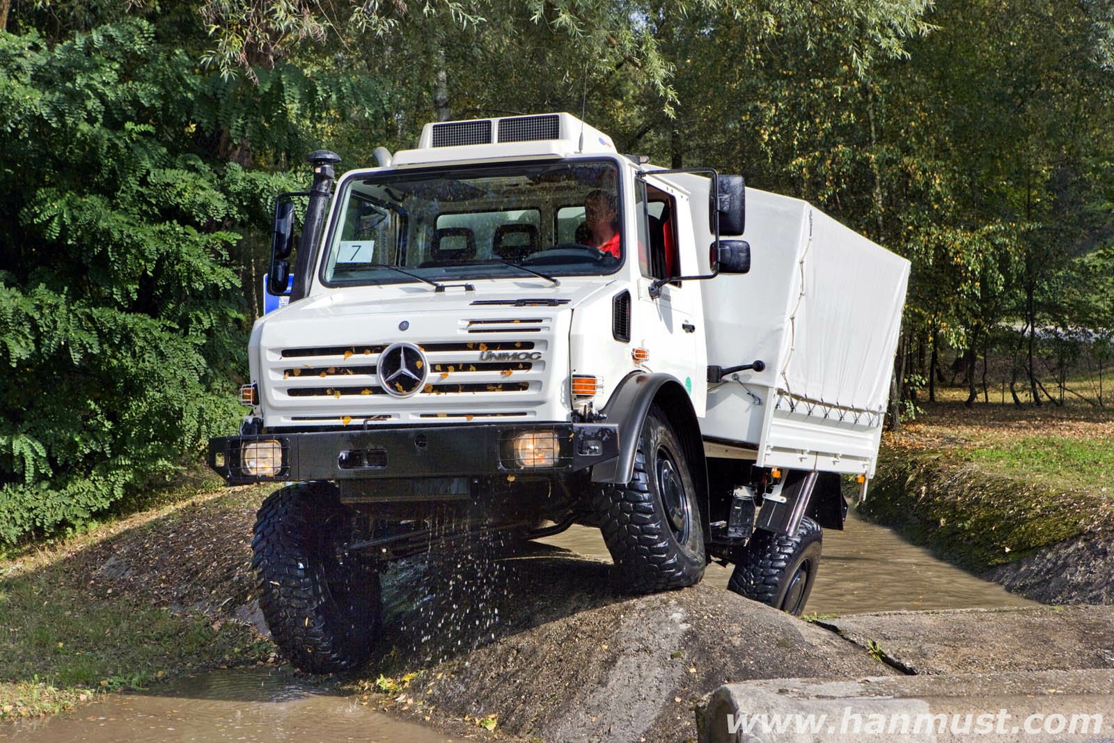Download Vehicle Mercedes-Benz Unimog Wallpaper