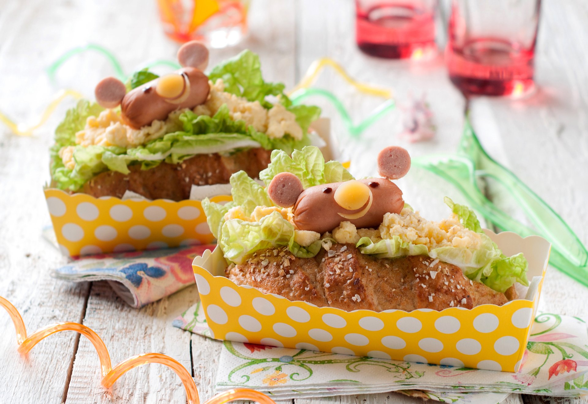 2K Quad HD PC desktop wallpaper showing food, meal: two bear-faced sandwiches with lettuce and toppings in yellow polka-dot trays on a bright tabletop.