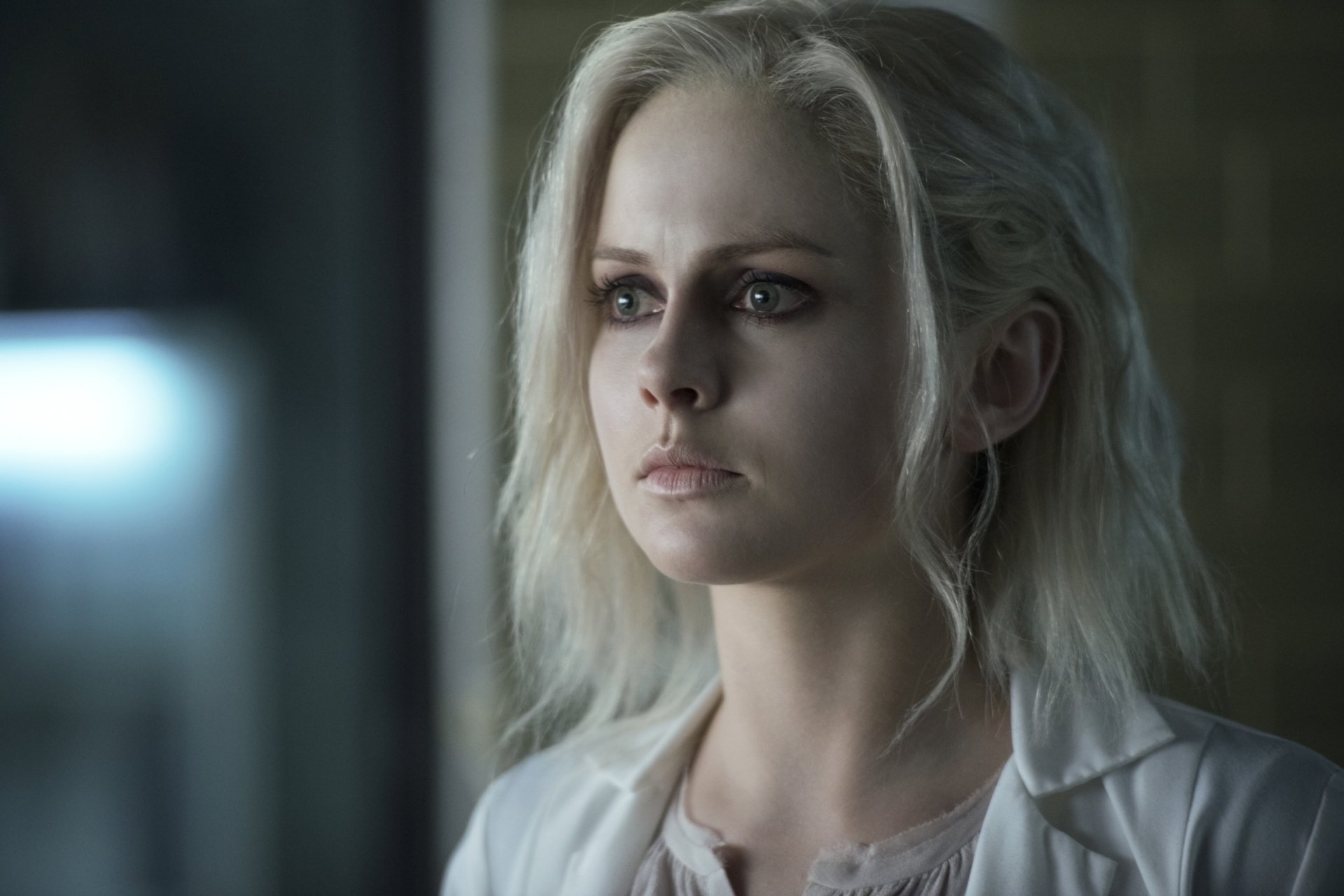 HD PC desktop wallpaper featuring Rose McIver as Liv Moore from the TV show iZombie, with a focused and intense expression in a dimly lit setting.