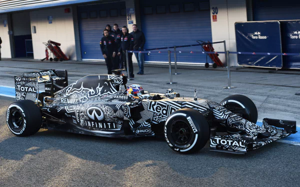 4K Ultra HD PC desktop wallpaper/background: F1 sports scene — black-and-white camouflaged Infiniti race car parked in pit lane with crew and garages.