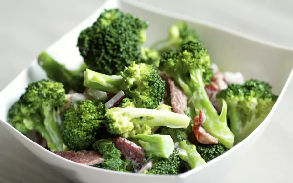2K Quad HD PC desktop wallpaper: close-up of vibrant broccoli florets with bacon pieces in a white bowl, food background.