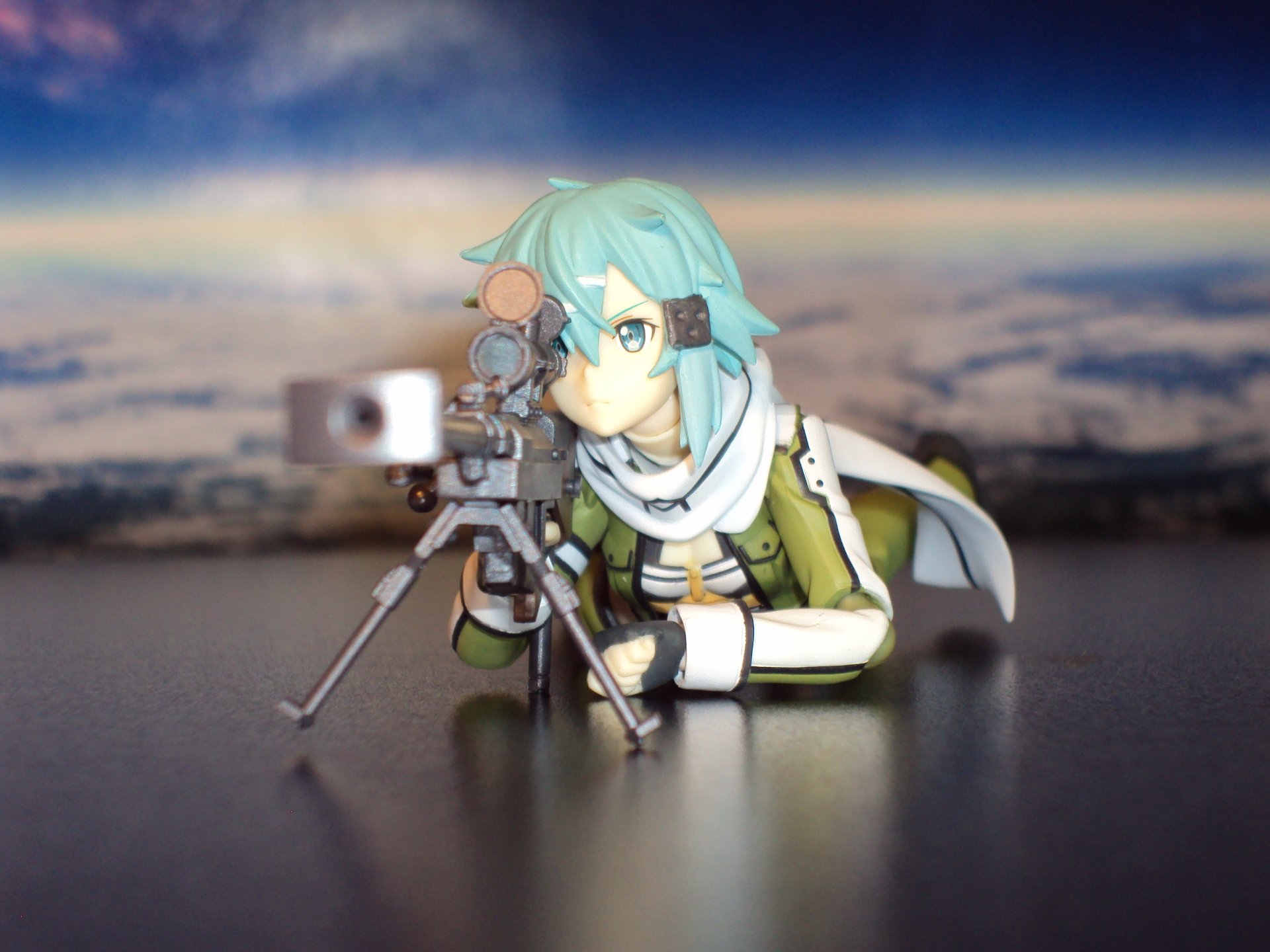 HD PC desktop wallpaper featuring Shino Asada from Sword Art Online II in an anime style, aiming a sniper rifle with a blurred sky background.
