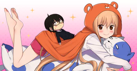 An HD desktop wallpaper featuring Umaru Doma from Himouto! Umaru-chan smiling and wearing a bear hood, with her brother Taihei Doma in chibi form on her back. She lies on the floor hugging a plush toy.