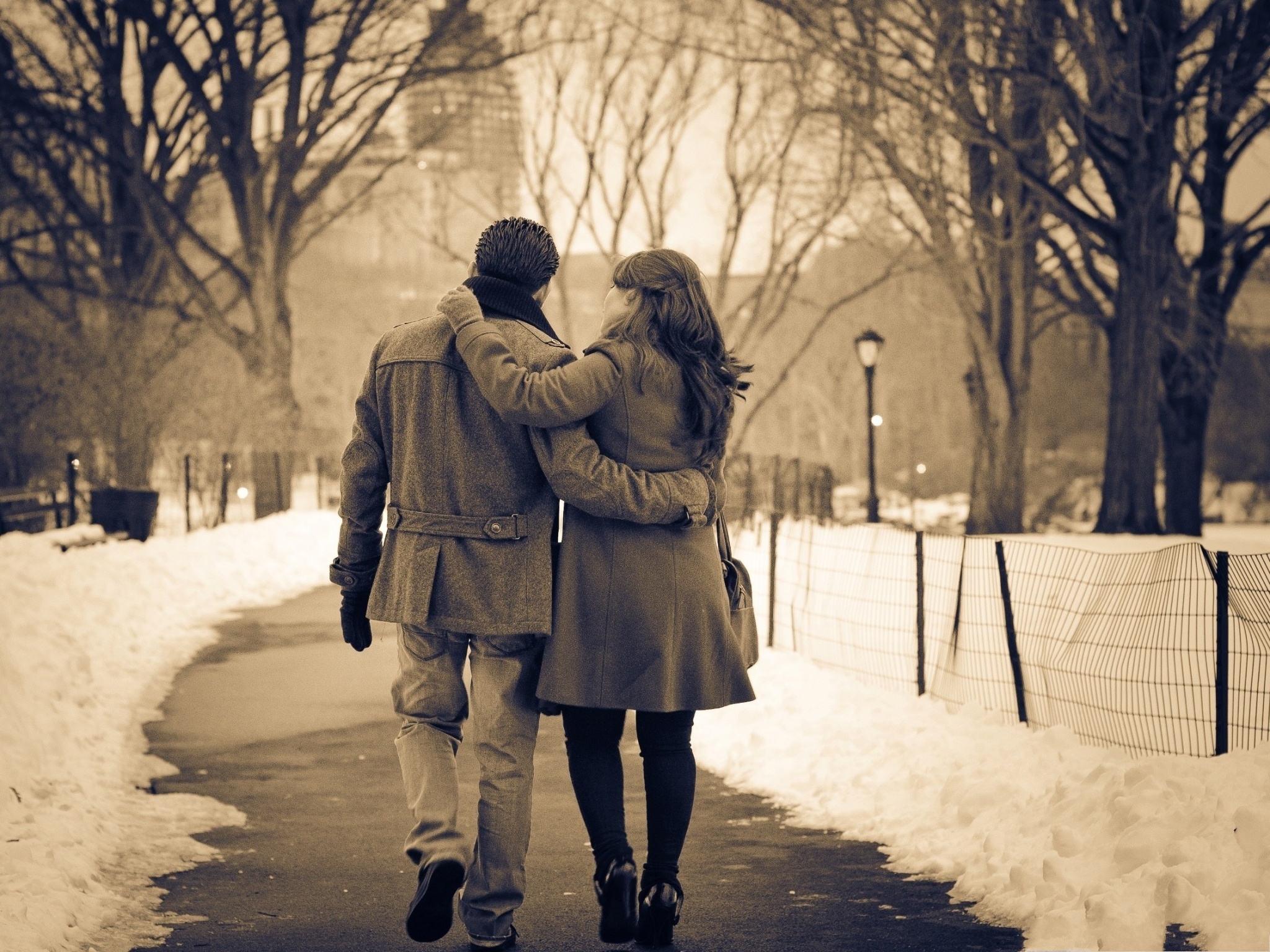 Любовь неважно. Влюбленная пара. Романтика зимой. Влюбленные зимой. Объятия влюбленных.