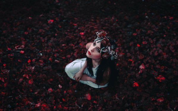 Women Mood Model Brunette Leaf Wreath Lipstick HD Wallpaper | Background Image