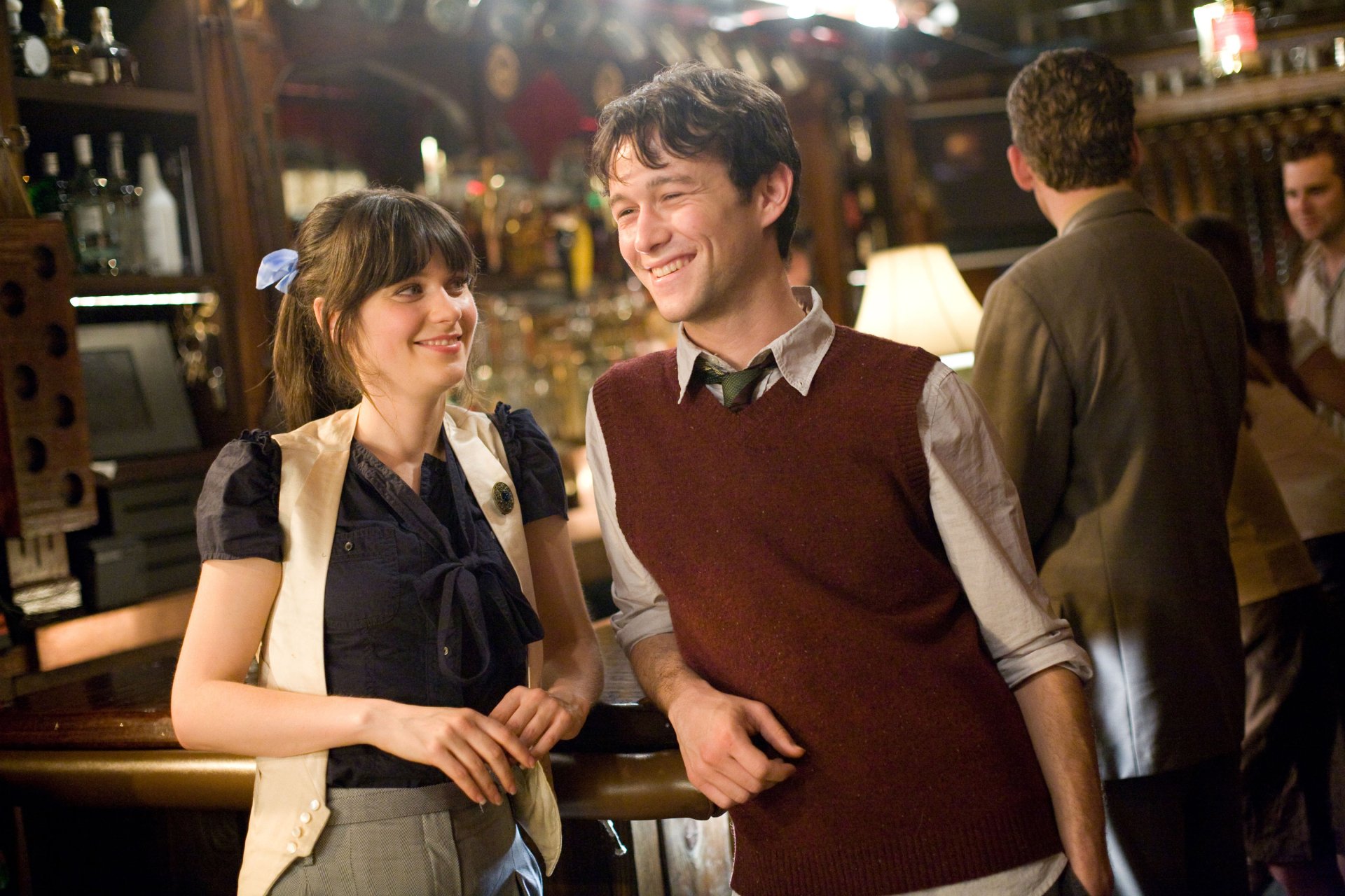 Two young adults laughing at a bar as Summer Finn and Tom Hansen from (500) Days of Summer — 2K Quad HD PC desktop wallpaper.