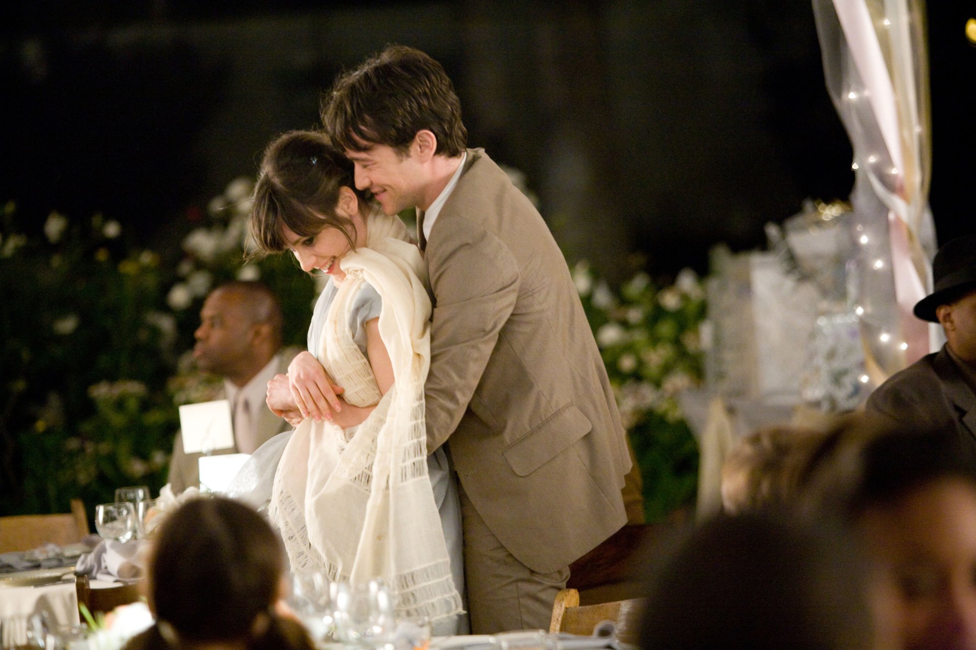 Tom Hansen tenderly embraces Summer Finn at a wedding reception — romantic 2K Quad HD wallpaper still from the movie 500 Days of Summer.