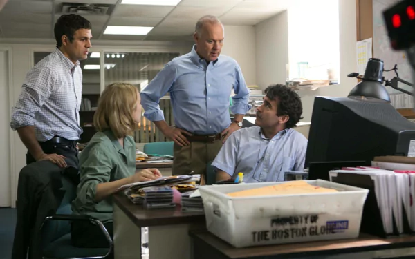HD desktop wallpaper featuring Brian d'Arcy James, Mark Ruffalo, Michael Keaton, Rachel McAdams, and others from the 2015 movie Spotlight in an intense newsroom scene.