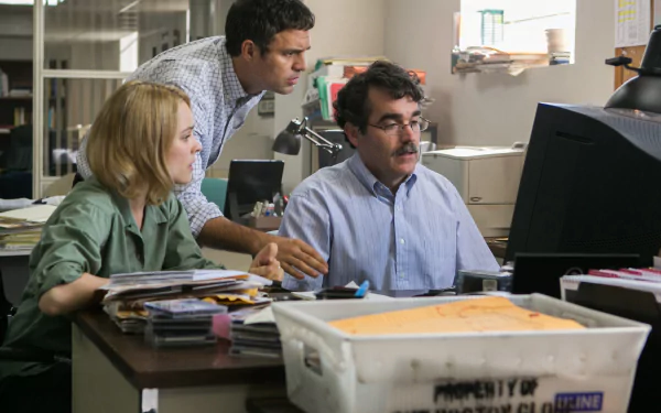 HD desktop wallpaper featuring Brian d'Arcy James, Matt Carroll, Mark Ruffalo, Michael Rezendes, Rachel McAdams, and Sacha Pfeiffer in a scene from the movie Spotlight (2015).