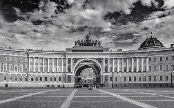 Black-and-white HD desktop wallpaper: man-made monument — the Triumphal Arch with chariot statue at the General Staff Building, Saint Petersburg, Russia, beneath dramatic clouds.