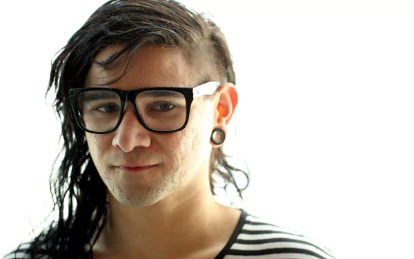 Portrait of Skrillex with glasses and striped shirt, presented as a 4K Ultra HD PC desktop wallpaper background.