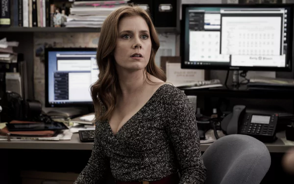 Amy Adams as Lois Lane in a scene from *Batman V Superman: Dawn Of Justice*, featuring her in a newsroom with computer screens in the background. 4K Ultra HD desktop wallpaper.